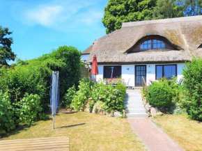 Ferienhaus mit Reetdach und Seebli in Gager